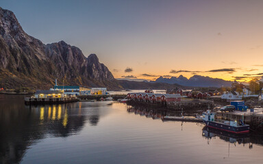 Sonnenaufgang im Hafen von Svolvaer auf den Lofoten in Norwegen