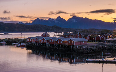 Rorbuer-Fischerh&uuml;tten in Svolvaer auf den Lofoten am Morgen