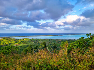 Obraz premium A View of the Lagoon from Aitutaki's Highest Peak