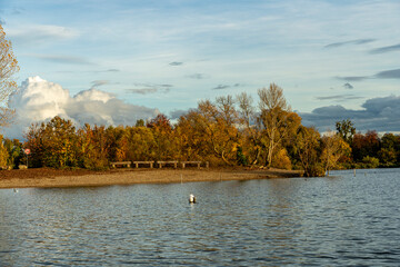 Reflets d&rsquo;automne sur le lac &agrave; Strasbourg