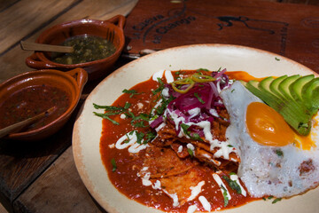 Chilaquiles tradicionales Rojos con Huevo