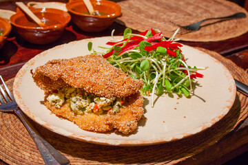 Pechuga empalizada acompañada vegetales de la Huerta