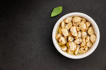 Garlic slices in flavored oil roasted garlic slice in oil fast food natural tasty appetizer fresh delicious gourmet food background on the table rustic top view copy space vegetarian or vegan food