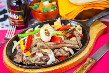 Alambre Platillos Mexicanos, Comida de restaurante en México
