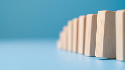 Obraz premium Domino effect in motion, symbolizing chain reactions, strategic planning, risk, and potential consequences. Perfect for illustrating interconnectedness and unforeseen events.