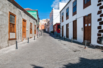 Strassenszene mit einer farbenfrohen Häuserzeile in der Innenstadt
