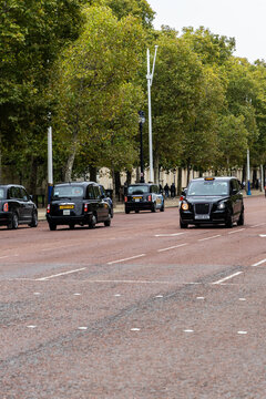 London, UK: Stra&szlig;e mit den typisch britischen Taxis