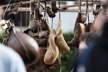 altes Box Equipment aus Leder, Boxhandschuhe und Boxsack