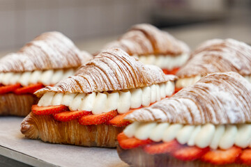 Croissant gefüllt mit Cream und Erdbeeren