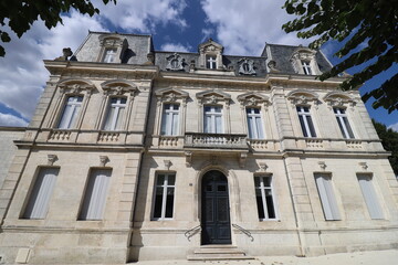 Fototapeta premium Mairie, vue de l'extérieur, ville de Saint Jean d'Angely, département de la Charente Maritime, France