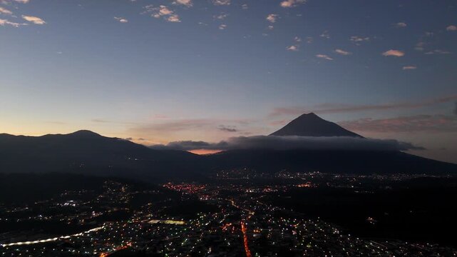 Impresionante vista a&eacute;rea de volc&aacute;n activo entre nubes al amanecer Guatemala, Centro America.