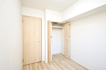 部屋のクローゼット　収納スペース