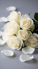 Obraz premium Elegant white roses scattered on a grey surface