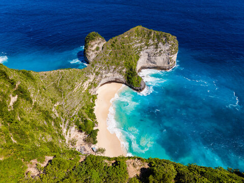 High angle view of the T-Rex shaped cliff and turquoise water at Kelingking Beach