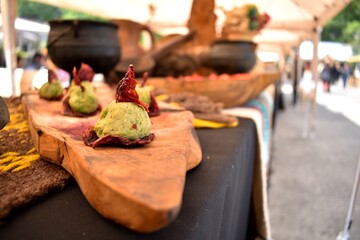 Aperitivo a base de guisantes a la venta en una feria gastronómica.
