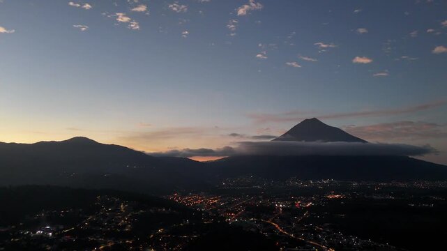 Impresionante vista a&eacute;rea de volc&aacute;n activo entre nubes al amanecer Guatemala, Centro America.