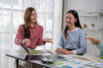 Obraz premium Women discussing sustainability business during office meeting