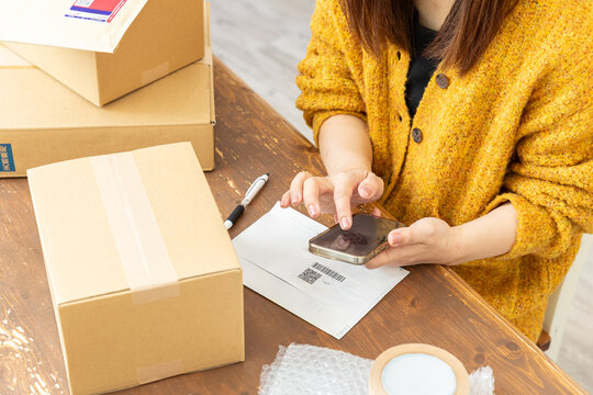 荷物の発送準備をする女性