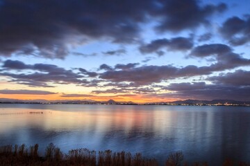 Fototapeta premium Biwako Twilight: Sunrise over Japan's Largest Lake