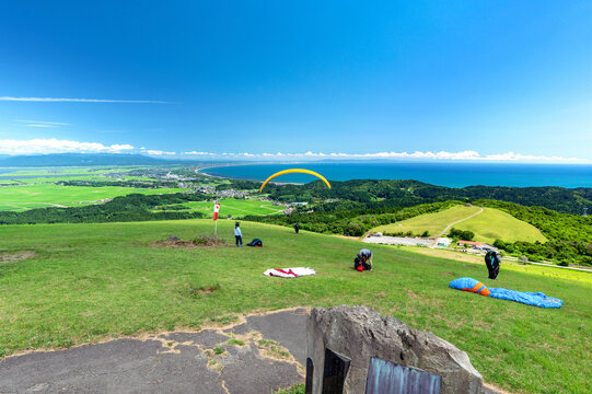 【秋田県男鹿半島】寒風山から眺める日本海の絶景。パラグライダーを楽しむ人たち
