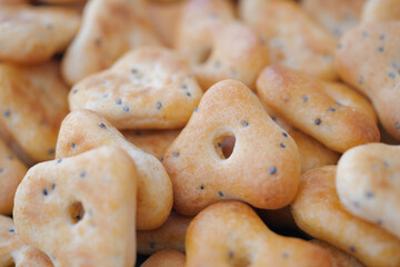 Naklejka premium Crunchy baked snacks shaped like triangles with sesame seeds