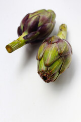 Obraz premium Fresh artichokes with green-purple tones