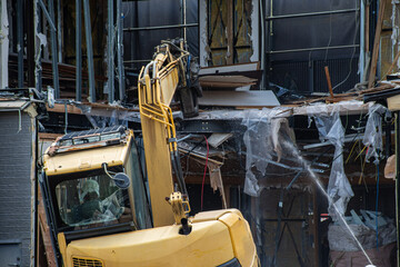 重機を使用した建物の解体工事