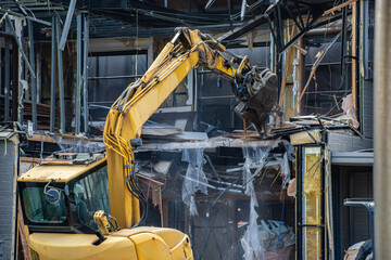 重機を使用した建物の解体工事