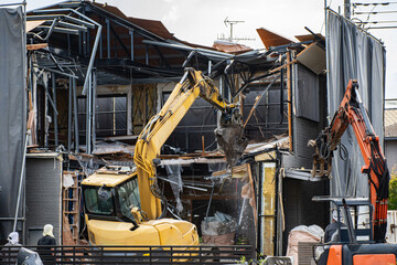 重機を使用した建物の解体工事