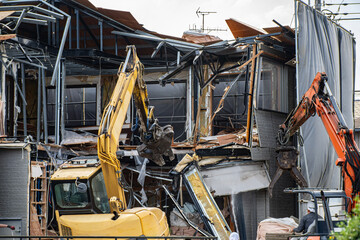 重機を使用した建物の解体工事