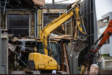 重機を使用した建物の解体工事