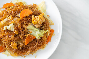 stir fried vermicelli with cabbage, carrot and egg