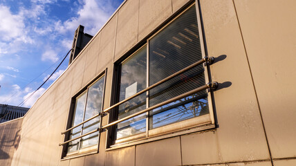 照らされた駅の窓