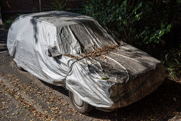 カーカバーに覆われ、長らく放置された自動車