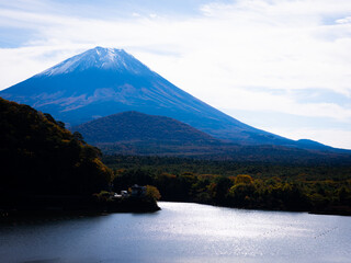 秋の澄んだ青空にそびえる富士山と精進湖の絶景　日本の大自然が生み出す秋の風景