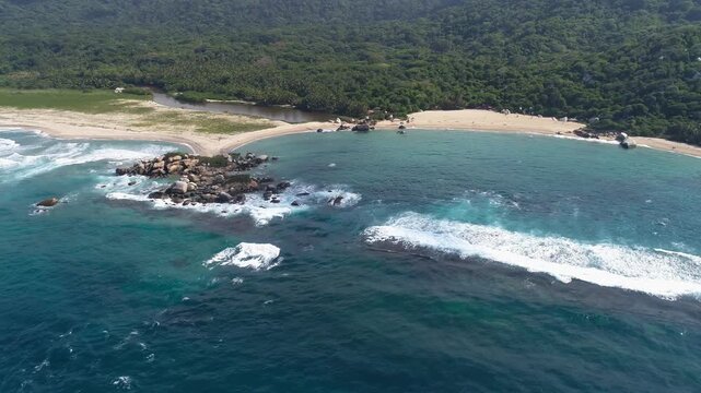 Hermosa Playa En el Parque Tayrona rodeada de monta&ntilde;as y naturaleza en el verano