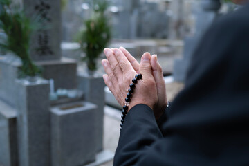 お墓参りをする男性の手, 法事
