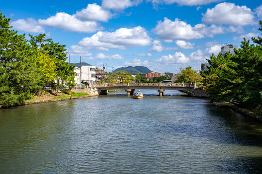 松江市の北堀橋と遊覧船の風景