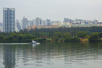 Obraz premium This is a view of the Han River on a cloudy day.