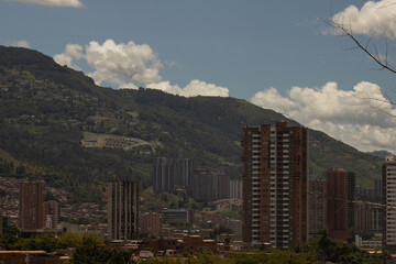 Obraz premium Panoramic view of some buildings and mountains