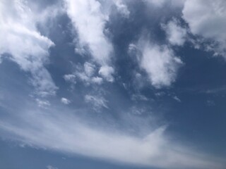 Obraz premium Blue sky and white clouds background