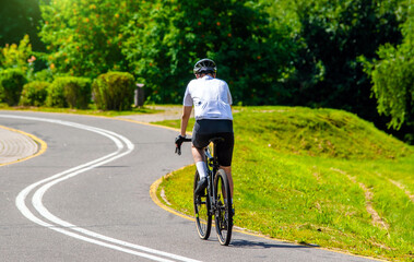 Obraz premium Cyclist ride on the bike path in the city Park 