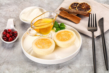 Roasted cheesecakes - Syrniki with honey