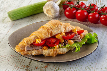 Croissant with tuna, tomato and salad