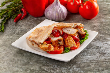 Pita with chicken and vegetables