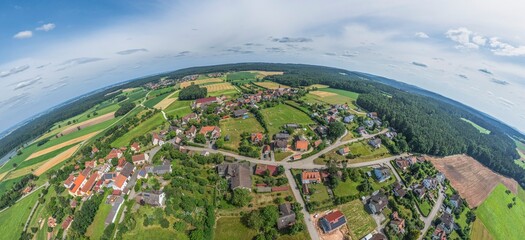 Fototapeta premium Die Ortschaft Eichenberg im mittelfränkischen Kreis Weißenburg-Gunzenhausen von oben