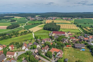 Fototapeta premium Die Ortschaft Eichenberg im mittelfränkischen Kreis Weißenburg-Gunzenhausen von oben