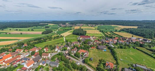 Fototapeta premium Die Ortschaft Eichenberg im mittelfränkischen Kreis Weißenburg-Gunzenhausen von oben