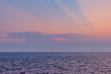 Obraz premium 光放つ夕空と海