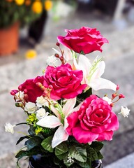 La fête de tous les saints en France. Bouquets de fleurs déposés sur les tombes des défunts.